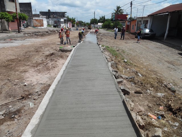 BANQUETA DE CONCRETO F'C= 150 KGCM2 HECHO EN OBRA DE 10 CM DE ESPESOR